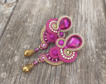 Pendientes Soutache Fucsia Dorado, Pendientes Invitada Boda, Pendientes Medianos cristal Fucsia, Pendientes fiesta magenta dorado