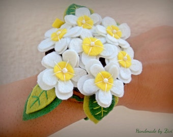 acerico pulsera fieltro flores blanco, acerico fieltro, materiales costura, regalo navidad, acerico, acericos, regalos mama, alfiletero
