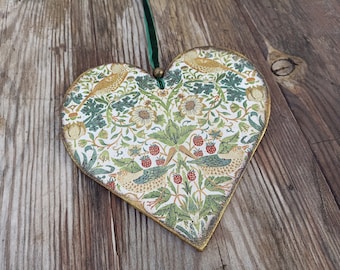 Corazón de Madera para Colgar diseño William Morris Ladrón de Fresa, Corazón de madera decorativo motivos florales botánicos, William Morris