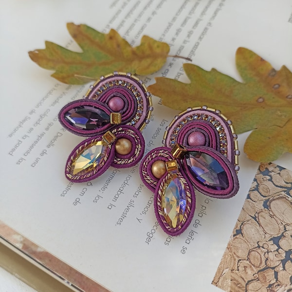 Pendientes color berenjena dorado Soutache, Pendientes medianos morado oscuro, Pendientes crystal fiesta, Pendientes ceremonia