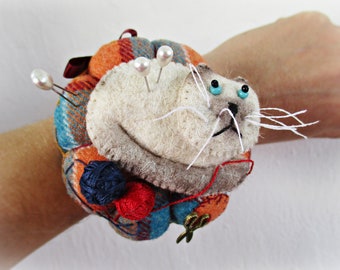 Alfiletero de pulsera fieltro gato siamés, Alfiletero artesanal gato, Adorable gato siamés, Regalo para costurera, Acerico gato