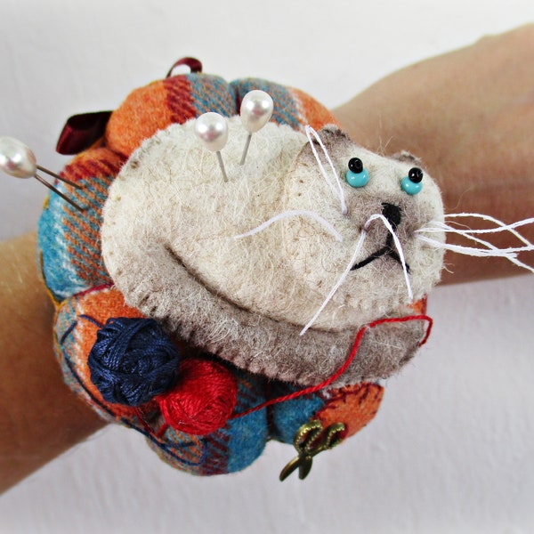 Handmade wrist pin cushion siamese cat, Cat pincushion bracelet, Cute gift for crafter seamstress, Adorable siamese cat, Primitive cat