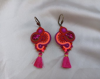 Brincos longos de borla boho vermelho fúcsia, brincos pendentes coral magenta, brincos bordados soutache, brincos de cristais fúcsia vermelhos