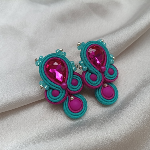 Boucles d'oreilles brodées de soutache fuchsia bleu canard, boucles d'oreilles en cristal rose vert de mer, boucle d'oreille de soirée magenta fuchsia, petites boucles d'oreilles colorées