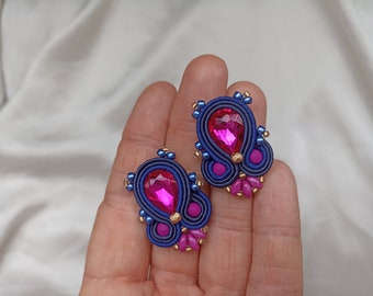 Pendientes azul marino fucsia soutache, Pendientes cristal pequeños, Pendientes invitada boda, Pendientes bordados buganvilla azul