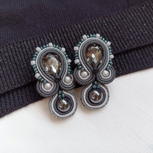 Pendientes pequeños Soutache tonos grises, Pendientes cortos cristal gris, Pendientes invitada boda, Pendientes gris oscuro y plateado