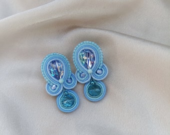 Pendientes pequeños Soutache azul celeste, Pendientes cortos cristal azul claro, Pendientes invitada boda, Pendientes azul cielo azul pastel