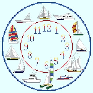 Könnte beinhalten: Eine nautisch gestaltete Uhr mit einem roten und weißen Zifferblatt und einem blauen Außenring. Das Zifferblatt hat weiße Zahlen von 1 bis 12. Der Außenring hat ein blaues und weißes Muster. Die Uhr ist von 12 verschiedenen Segelbooten und Motorbooten in verschiedenen Farben und Stilen umgeben.