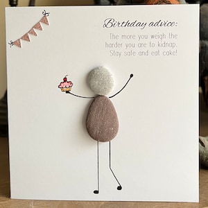 Petit gâteau fait main de gâteau de carte de joyeux anniversaire d'art de galet