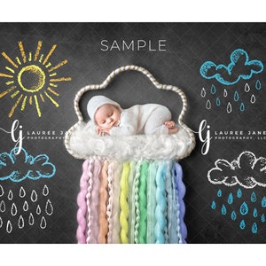 Puede incluir: Un bebé durmiendo en un nido blanco con forma de nube con un hilo de lana arcoíris colgando de la parte inferior. El fondo es una pizarra negra con dibujos de tiza de un sol, nubes y gotas de lluvia. El texto "SAMPLE" está escrito con tiza blanca en la parte superior de la pizarra.