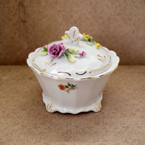 Vintage V.E.B. Porzellanfabrik Gräfenroda Made in GDR Porzellan Zuckerdose mit Deckel Verziert mit Blumen von 1971-1975 Periode