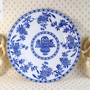 Puede incluir: Un juego de tres tazas de cerámica con un acabado moteado y mate. Las tazas son en tonos crema, gris claro y gris oscuro. Cada taza tiene un diseño simple y minimalista y un asa redondeada. Las tazas están apiladas una encima de otra.