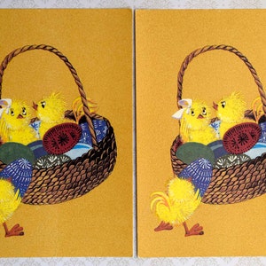 Biglietto d'auguri vintage "Buona Pasqua" degli anni '90 realizzato in Lituania. Biglietto d'auguri con design retrò di uova di Pasqua e galline per celebrare la Pasqua.