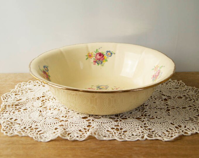 Vintage Wm Hulme England Cream Color Rose Pattern Bowl. Circa 19481954