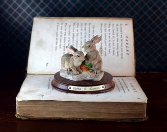 Vintage jaren 80 Rabbits by Leonardo-beeldjes op houten standaard - konijnornament voor verzamelaars