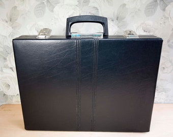 Vintage era soviética negro cuero sintético y terciopelo púrpura interior diplomático caso / maletín de documentos / caja de millones de dólares / caja de exhibición