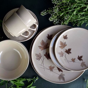 Vintage 1970s Melaware Tableware by Antiference Made in England Beige Leaves Design Plastic Camping/Picnic Set of 10 Pieces For Two