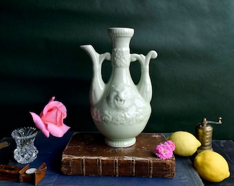 韓国の青磁龍水差し。高麗時代の青磁の典型で、新品同様の状態