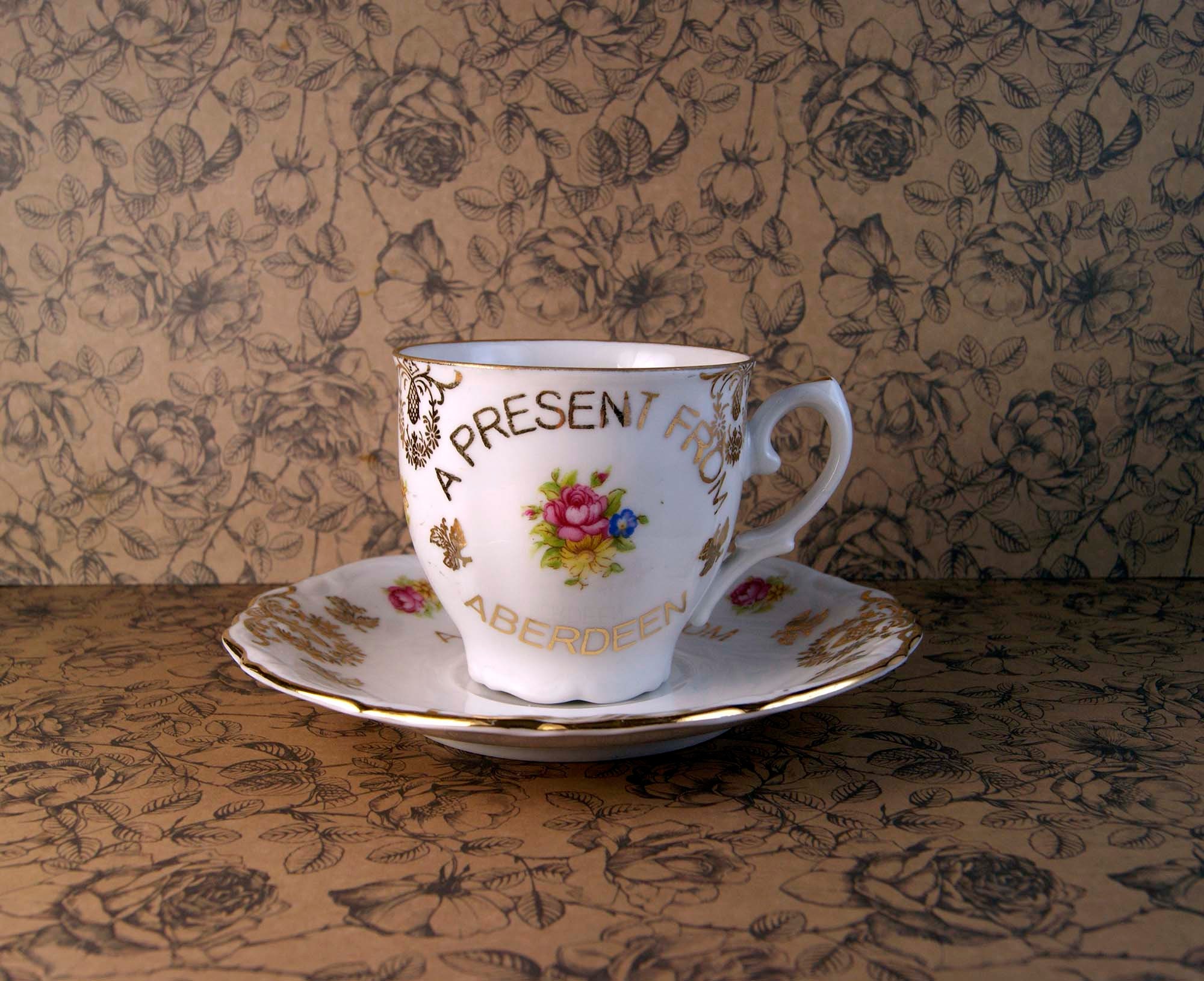 Vintage ME Foreign 'A Present From Aberdeen' Gold und weißes Porzellan  Petite / Small / Demitasse Tasse mit passender Untertasse Duo