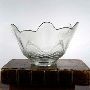 Clear Vintage Crystal Bowl – Petal Design with Air Bubbles