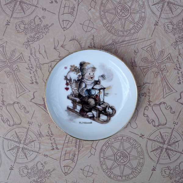 Vintage M.J. Hummel Reutter Porzellan Germania 'Winter Fun' Miniatura Petite Tiny Collector's Plate/Pin Dish