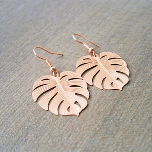 Monstera Blatt Ohrringe Rosegold vergoldet oder hellgrün lackiert, Ohrhänger Blätter
