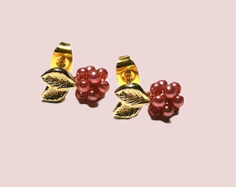 Ohrringe Himbeere mit vergoldeten Blättern und Ohrsteckern, himbeerrote Beeren aus winzigen Glasperlen, Frucht Schmuck, Obst Ohrhänger