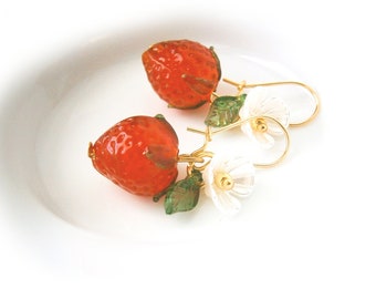 Erdbeer Ohrringe gold vergoldet, Edelstahl Ohrringe mit Erdbeere und Blüten Anhänger