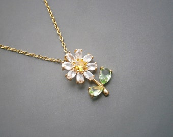 Gänseblümchen Kette, Halskette mit Blumen-Anhänger, Blumenkette mit Kristallen und Zirkonia Gold vergoldet