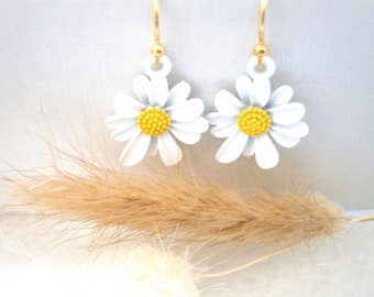 Weiße Blüten Ohrringe, Gänseblümchen Ohrhänger, Blumen matt weiß emailliert
