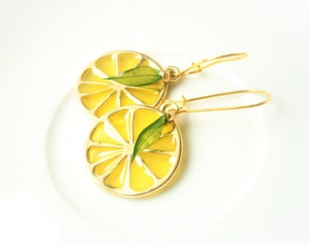 Zitronen Ohrringe mit echtem Blatt in Harz und vergoldeten Edelstahl Ohrhaken, Obst Schmuck