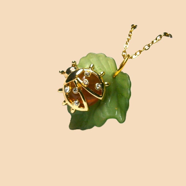Halskette Marienkäfer auf Blatt, Vergoldete Kette, Glücksbringer Schmuck