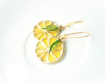 Pendientes de limón con hoja natural: Pendientes colgantes de fruta amarilla hechos de acero inoxidable chapado en oro y resina.