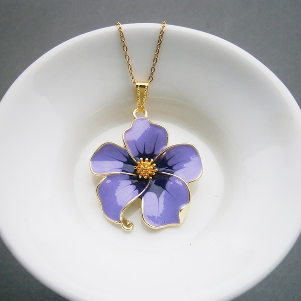 Veilchenkette, Halskette mit lila Stiefmütterchen Anhänger, Kette Hornveilchen Blüte, Blume emailliert, vergoldet