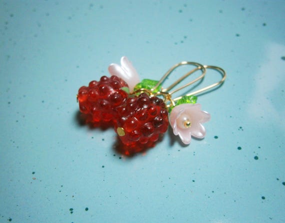 Ohrringe Himbeere: Vergoldete Edelstahl Ohrhänger mit roten Beeren, Frucht Schmuck, Obst