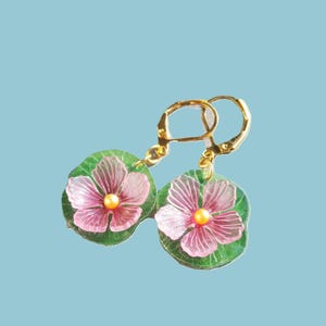 Boucles d'oreilles nénuphar rose avec pendentif feuille verte et goutte de verre, boucles d'oreilles fleur, boucles d'oreilles pendantes fleur de lotus