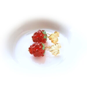 Raspberry Earrings: Gold-plated stainless steel drop earrings with red berries, fruit jewelry, fruit Edelstahl/Glas