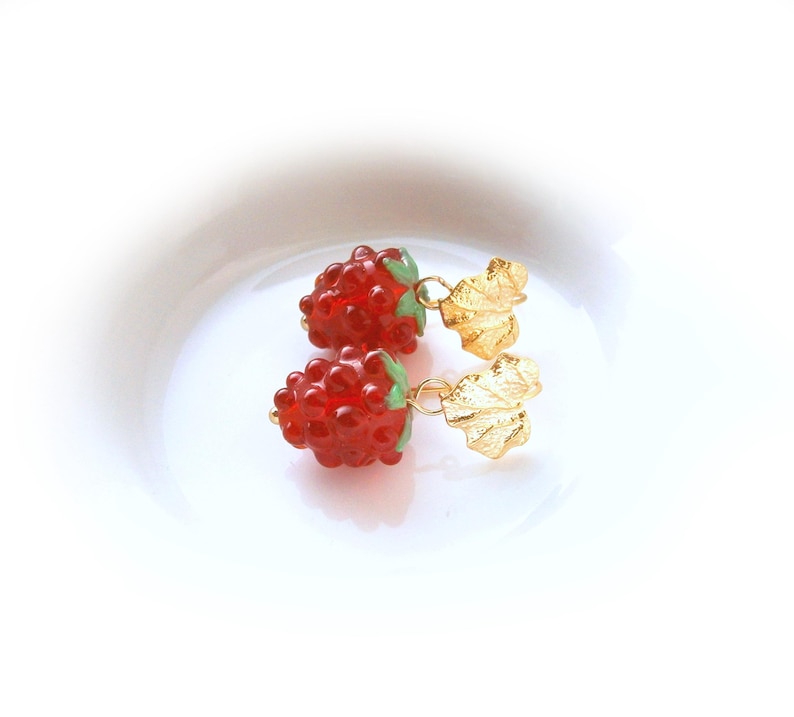 Raspberry Earrings: Gold-plated stainless steel drop earrings with red berries, fruit jewelry, fruit Edelstahl/Glas