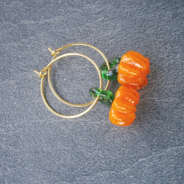 Kürbis Ohrringe, goldene Creolen mit Glas-Anhängern, vergoldete Ohrhänger, Muranoglas Schmuck, Lampwork, Halloween