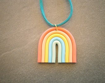 Bunte Regenbogen Halskette, Lederband Kette mit Polymer Clay Anhänger, moderne Fimokette