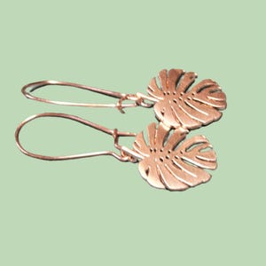 Roségold vergoldete Ohrringe in hängender Form mit Monstera Blatt Anhängern