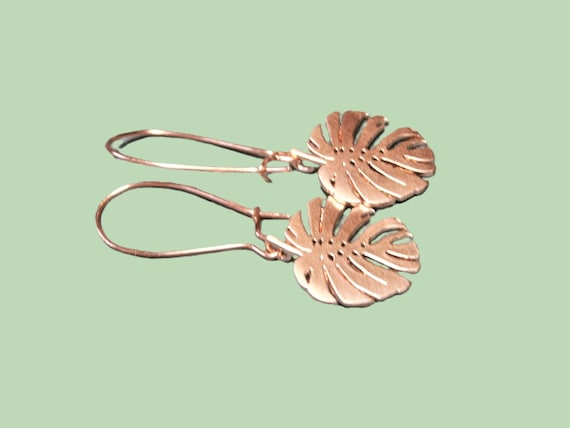 Ohrringe Monstera Blatt Roségold vergoldet, Edelstahl Ohrhänger im tropischen Design