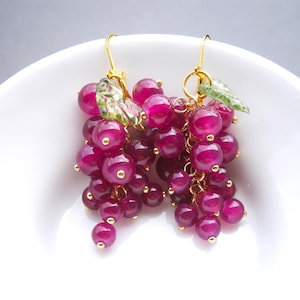 Ohrringe Traube: Weintrauben Ohrhänger aus roten oder hellgrünen Glasperlen, mit hellgrünem Blatt