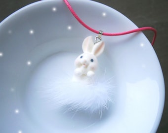 Halskette Hase, Kette pink mit Kaninchen Anhänger aus weißem Kunstfell, Häschenkette, Geschenk für Mädchen