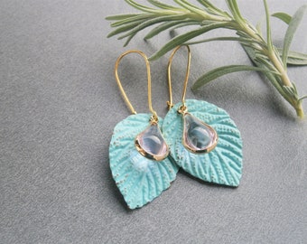 Leaf earrings with dew drops, turquoise patinated leaf earrings, pink glass drop earrings, gold-plated stainless steel earrings