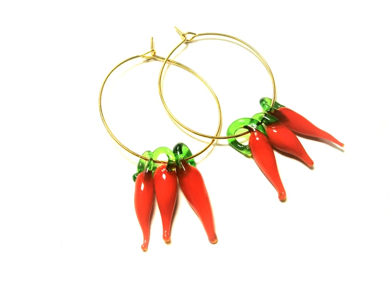 Die Ohrringe sind auch mit drei roten Chilischoten erhältlich.