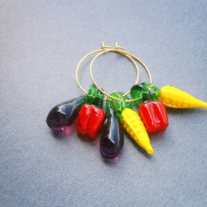 Der grüne Stängel der Gemüse aus Lampwork Glas dient gleichzeitig als Anhängeröse.