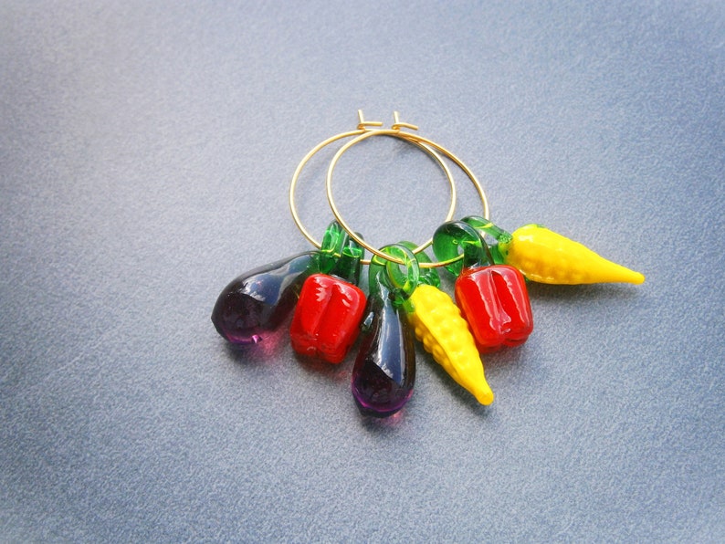 Der grüne Stängel der Gemüse aus Lampwork Glas dient gleichzeitig als Anhängeröse.