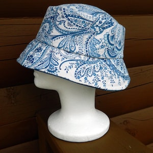 Women&#39;s Spring Summer Floral Bucket Hat for Women Cotton Bucket Hat Lightweight Travel Hat Packable Beach Hat Blue and White Fabric Sun Hat