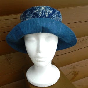 Women&#39;s Spring Summer Floral Bucket Hat for Women Cotton Bucket Hat Lightweight Travel Hat Packable Beach Hat Blue and White Fabric Sun Hat